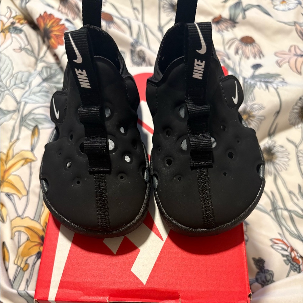 Toddler Nike Sunray protect 
Size :4c
Like new condition